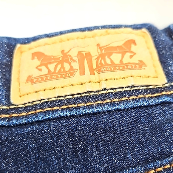 LEVIS medium wash blue jean shorts size 8 - Picture 5 of 7